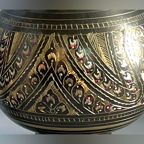 Pair of Vintage Solid Brass Vases Hand Etched gold red Enamel Floral Design - Picture 3 of 10